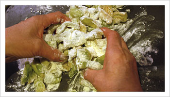 Taglia Sciacqua e strizza le melanzane, e infarina il tutto come per la ricotta