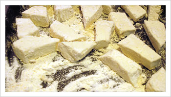 Taglia la ricotta a tocchetti di circa un centimetro per lato e infarina