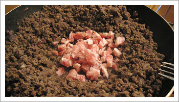 Fai imbiondire la cipolla tritata in una padella capiente. Aggiungi la carne 

tritata, il sale, poca noce moscata (va aggiunta secondo i gusti), pepe. Non appena la carne si scurisce, fai spazio al centro e versa la 

pancetta.