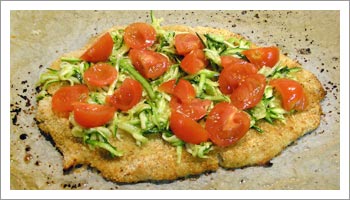 Togli il pesce dal forno, e 
coprilo con i pomodori e con le zucchine appena preparate.