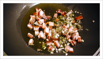 Prepara un trito con il rosmarino, l'aglio e la pancetta; soffriggi il tutto in olio e peperoncino.