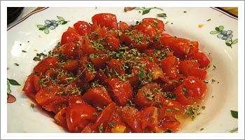 Taglia in una ciotola dei pomodorini 

pachino in quattro parti. Aggiungi un filo di olio di oliva, del sale e dell'origano sminuzzato. Mescola con 

cura.