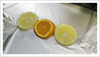  Sistema due fettine, una di limone e una di arancio e disponici sopra il pesce preparato..