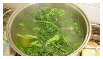 Versa i broccoletti in una pentola con abbondante 

acqua salata e cuoci per almeno 10 minuti