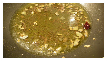 Fai dorare in una capiente padella l'aglio, del 

peperoncino nell'olio; aggiungi solo all'ultimo un filetto di alice 