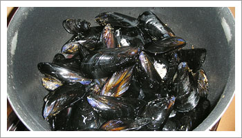 Versa le cozze in una pentola, e lascia cuocere assieme ad un bicchiere di vino bianco