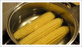 Prepara una pentola piena di acqua, immergi le pannocchie e 
porta ad ebollizione