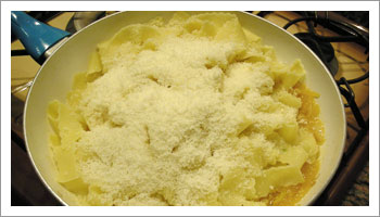 Dopo un paio di minuti di cottura, spengi la fiamma, 

versaci il formaggio grattugiato e mescola.