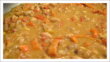 Aggiungi i fagioli, mescola e continua a cuocere per 10 minuti.
