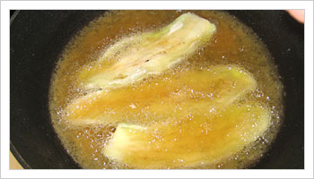 Friggi le melanzane in olio caldo