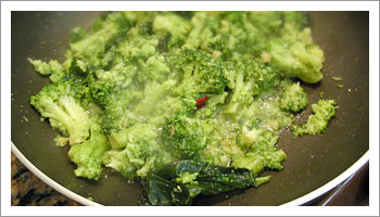 Versa nel tegame per prima il broccolo e successivamente la pasta cotta