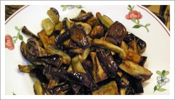 friggi le melanzane in abbondante olio di arachide
