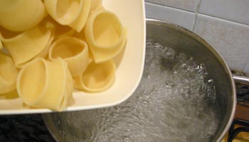 La prima 

cosa che devi fare e mettere l'acqua sul fuoco, aspettare che bolla aggiungere il sale, e versarci 

la pasta che hai scelto.