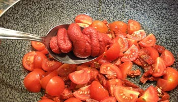 Taglia in 

4 i pomodorini pachino e versali direttamente nella padella nella quale aggiungerai anche i 

pomodori secchi tagliati a julienne, il concentrato di pomodoro e il peperoncino.