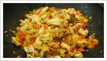 Aggiungi ai peperoni nel wok i 

cubetti di pollo e il porro. Aggiungi e spezzetta con  le mani qualche foglia di basilico, mescola per 

tre minuti, spengi la fiamma e mantieni in caldo coprendo con un coperchio.