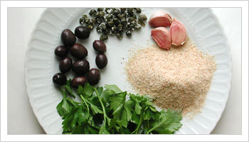 Prepara gli ingredienti: aglio, olive, capperi, prezzemolo e pangrattato