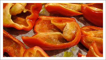 Lava i peperoni e tagliali in due nel senso della lunghezza; e di nuovo in due per ottenere 8 

pezzi da ogni peperone