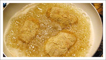 Friggi i peperoni ripieni in abbondante olio 

di arachide fino a che la superficie non sarà ben croccante