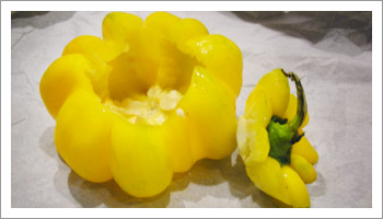 Taglia la calotta superiore dei peperoni senza romperla, ed elimina i semi.