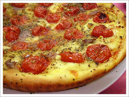 Pizza focaccia con pomodorini e alici
