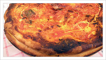 Pizza ripiena di ricotta e prosciutto a fine cottura