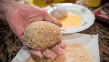 Prepara tre piatti, uno con farina, uno con pangrattato e l'ultimo con due uova sbattute con un pizzico di sale e del pepe. Passa le polpette prima nella farina, poi nell'uovo sbattuto e infine nel pangrattato.