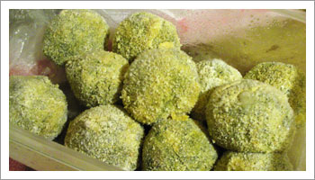Puoi prepare questo composto anche qualche giorno prima, e conservarlo in frigo sino al momento di preparare le polpettine