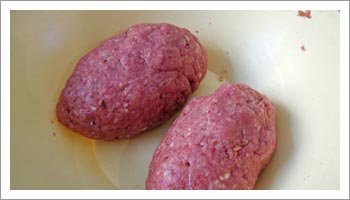 Prepara la carne macinata mescolando in una ciotola tutti gli ingredienti 