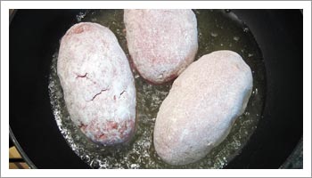 Infarina i polpettoni che hai ottenuto e rosolali in una padella con almeno un dito di olio di semi