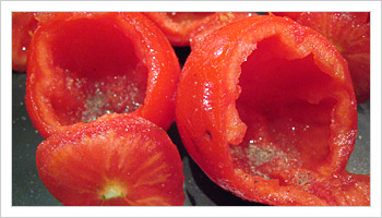 Lava i pomodori e incidi la calotta superiore e metti da parte. Sala e pepa internamente