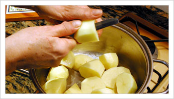 Pela le patate e poi falle lessare dentro ad una pentola con abbondante acqua e un pò di sale