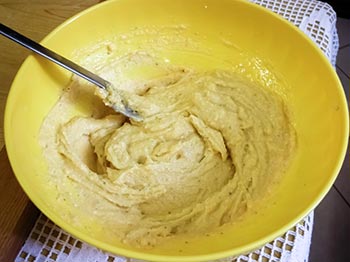 Mescola gli ingredienti elencati in per il ripieno, fino ad ottenere una crema omogenea.