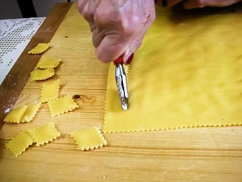 Ritaglia la sfoglia utilizzando questo tagliapasta con rotella dentellata prima a strisce