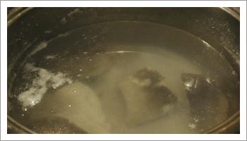 Immergi il baccalà in abbondante acqua e lessato per almeno un'ora. 