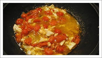 La cottura è veloce e il pomodoro non si deve cuocere molto. Spengi quando ritieni opportuno e metti da parte.