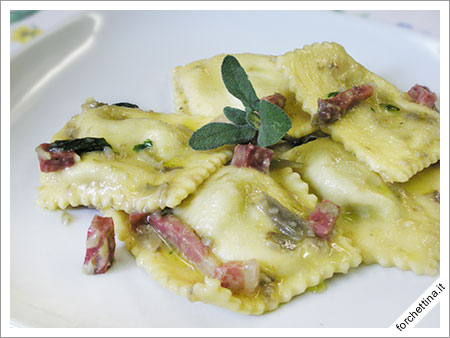 Ravioli ripieni di carciofi e speck