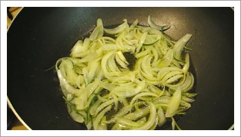 Taglia la cipolla finemente, e 

falla imbiondire in una padella con dell'olio di oliva e il rosmarino.