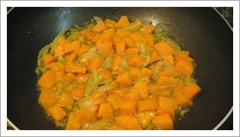 Aggiungi la zucca appena 

preparata e lascia cuocere fino a che non si sfalda.