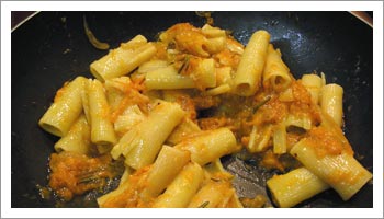 Metti a cuocere la pasta, che 

scolerai leggermente al dente nella padella di cottura della zucca.