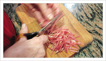 Prepara lo speck tagliandolo a strisce sottili