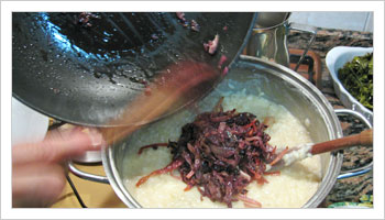 Versa il composto radicchio/speck nella pentola con il riso