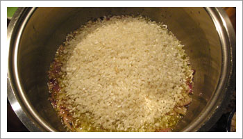 Aggiungi il riso e lascia rosolare per un paio di minuti.