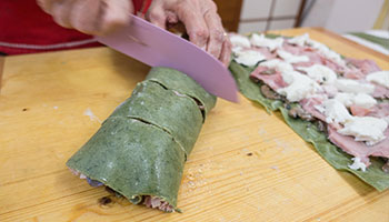 Aggiungi poco parmigiano e incomincia ad arrotolare su se stessa. Continua così per 

tutte le sfoglie.