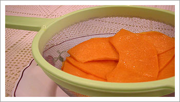Taglia il più finemente 

possibile la zucca nel senso della lunghezza. Condisci le fettine con il sale e sistemale in un colino 

per fargli perdere un poco di acqua.