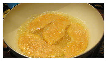 Friggi le fettine di 

zucca in abbondante olio di semi caldo
