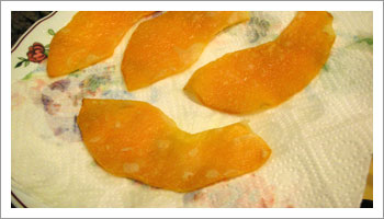 Lascia scolare le 

fettine di zucca in carta assorbente