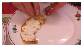 Spalma le fettine di 

zucca fritta con il formaggio caprino. Aggiungi il filetto di tonno e arrotola
