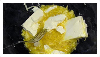 Sbatti le uova in una ciotola e aggiungi il philadelphia. Schiaccia con i rebbi di una forchetta per amalgamare il tutto.