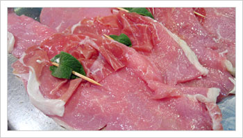 Prepara ogni fettina con il prosciutto e una fogliolina di salvia