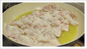 Rosola le scaloppine in una padella con dell'olio di oliva